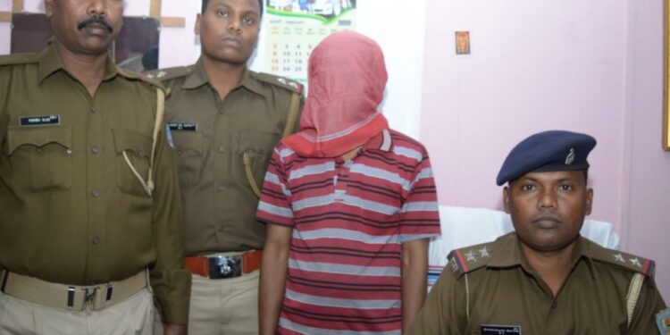 Jamshedpur-Theft : साकची में क्वार्टर में घुसकर डेढ़ लाख के समान ले उड़े चोर Jamshedpur-Theft : साकची में क्वार्टर में घुसकर डेढ़ लाख के समान ले उड़े चोर