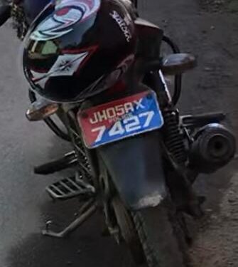 jamshedpur-जुगसलाई में एक बिगड़ैल बेटे का आतंक, पुलिस के नाम पर लोगों को दे रहा धमकी, पुलिस का नंबर प्लेट लगाकर घुम रहा युवक jamshedpur-जुगसलाई में एक बिगड़ैल बेटे का आतंक, पुलिस के नाम पर लोगों को दे रहा धमकी, पुलिस का नंबर प्लेट लगाकर घुम रहा युवक