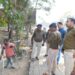jamshedpur-आरोपियों की गिरफ्तारी को लेकर जमशेदपुर डीसी ऑफिस के पास धरने पर बैठा परिवार, पति-पत्नी विवाद को लेकर कोर्ट परिसर के बाहर हुई थी मारपीट jamshedpur-आरोपियों की गिरफ्तारी को लेकर जमशेदपुर डीसी ऑफिस के पास धरने पर बैठा परिवार, पति-पत्नी विवाद को लेकर कोर्ट परिसर के बाहर हुई थी मारपीट
