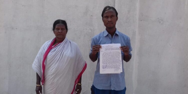 saraikela-crime-आदित्यपुर में आदिवासी जमीन पर कंपनी ने कर लिया कब्जा, न्याय को दर दर भटक रहा परिवार, उपायुक्त से कि न्याय की मांग, न्याय नहीं मिलने पर आत्महत्या की धमकी