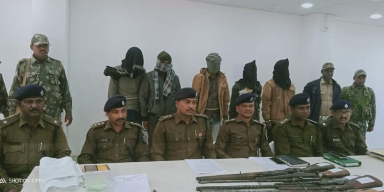 पलामू पुलिस ने चार नक्सली को किया गिरफ्तार, देसी पिस्तौल, बंदूक, कारतूस व नक्सली पर्चा बरामद