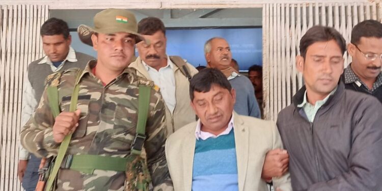 lohardagga-लोहरदगा में कार्यपालक अभियंता को घूस लेते एसीबी ने किया गिरफ्तार, पीसीसी टेंडर के नाम पर ले रहा था 17 हजार घूस