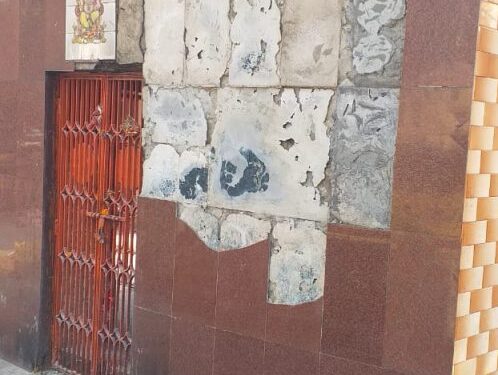 jamshedpur-mandir-controversey-साकची के ऐतिहासिक शीतला मंदिर में पूर्व एसडीओ के लगाए गए शिलापट्ट को मंदिर के ही दूसरे गुट ने तोड़ा, दोनों गुट आमने-सामने