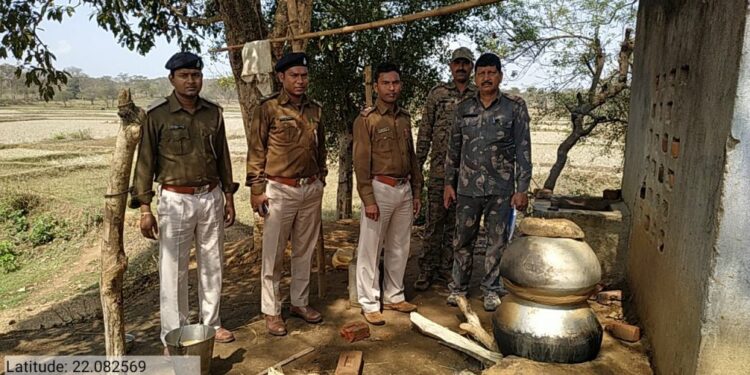 west-singhbhum-होली को लेकर जगन्नाथपुर में चला अवैध शराब की भट्टियों को नष्ट करने का अभियान, बड़े पैमाने पर शराब नष्ट