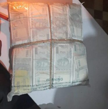 jamshedpur-anti-corruption-raid-जमशेदपुर के एंटी करप्सन ब्यूरो का रिटायर्ड खनन संयुक्त सचिव के रांची स्थित आवास पर छापा, मिली नोटों की गड्डी jamshedpur-anti-corruption-raid-जमशेदपुर के एंटी करप्सन ब्यूरो का रिटायर्ड खनन संयुक्त सचिव के रांची स्थित आवास पर छापा, मिली नोटों की गड्डी