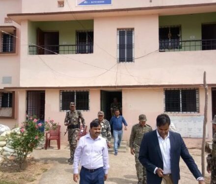 west-singhbhum-police-पश्चिम सिंहभूम जिले के नक्सल प्रभावित क्षेत्र में डीसी व एसपी ने की सीआरपीएफ के साथ बैठक, गुदड़ी थाना, जहां नरसंहार हुआ, वहां ही हुई बैठक, नक्सल से सबंधित लंबित मामलों का निष्पादन के लिए थाना प्रभारी को मिला निर्देश