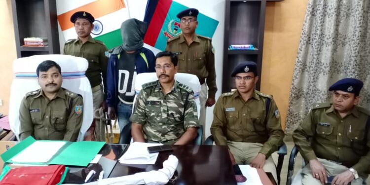 jamshedpur-womens-protests-गोलमुरी में महिला को मिल रही केस उठाने की धमकी, महिलाओं का दल एसएसपी से शिकायत लेकर पहुंचा, कार्रवाई का मिला भरोसा-video jamshedpur-womens-protests-गोलमुरी में महिला को मिल रही केस उठाने की धमकी, महिलाओं का दल एसएसपी से शिकायत लेकर पहुंचा, कार्रवाई का मिला भरोसा-video