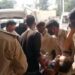 jamshedpur-police-action-जमशेदपुर के दवा कारोबारी बाप-बेटे को भेजा जेल, तबीयत बिगड़ने का बहाना भी काम नहीं आया, टांगकर पुलिस भेज दी जेल-video