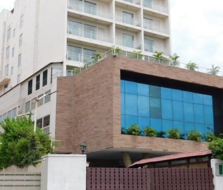 jamshedpur-hotel-alcor-sealed-जमशेदपुर पुलिस ने होटल अलकोर को किया सील, पकड़ी गयी लड़की कोलकाता की, महिला व लड्डू मंगोतिया से शुरू हुई पूछताछ, मंत्री चंपई सोरेन के दबाव पर एक्शन में आयी पुलिस, चंपई ने कहा-होटल मालिक पर हो कड़ी कार्रवाई-video