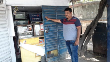 adityapur theft : आदित्यपुर में चोरों ने किया चार दुकानों में हाथ साफ, 10 हजार नकदी समेत खाने का सामान ले उड़े चोर adityapur theft : आदित्यपुर में चोरों ने किया चार दुकानों में हाथ साफ, 10 हजार नकदी समेत खाने का सामान ले उड़े चोर