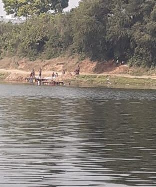 jharkhand-illegal-mining-आदित्यपुर नदी किनारे में लॉकडाउन के बीच अवैध कारोबार, बालू की हो रही तस्करी, पुलिस व प्रशासन क्यों आंखें बंद रखी है jharkhand-illegal-mining-आदित्यपुर नदी किनारे में लॉकडाउन के बीच अवैध कारोबार, बालू की हो रही तस्करी, पुलिस व प्रशासन क्यों आंखें बंद रखी है