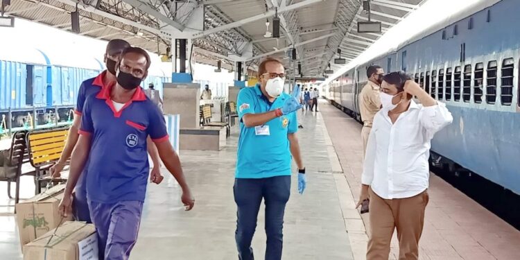 मजदूरों से किराया वसूल रहा रेलवे, चक्रधरपुर में रेलवे और सरकार के दावों की खुली पोल