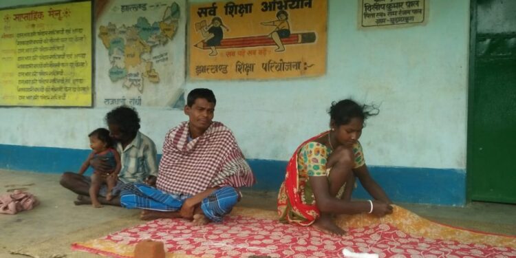 Chakuliya : तूफान के कारण सिमुलडांगा सबर टोला के 12 सबर परिवारने स्कूल भवन में गुजारी रात