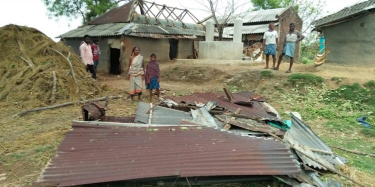 चाकुलिया : मातापुर और जिरापाड़ा में आंधी से घरों के छप्पर उड़े चाकुलिया : मातापुर और जिरापाड़ा में आंधी से घरों के छप्पर उड़े