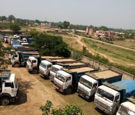 saraikela-illegal-mining-अवैध बालू कारोबारियों पर टूटा सरायकेला पुलिस का कहर, खनन विभाग के साथ मिलकर की अब तक की सबसे बड़ी कार्रवाई, 41 हाइवा जब्त