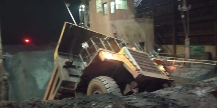 मेघाहातुबुरु सेल लौह अयस्क खदान में बड़ा हादसा, चट्टान पीसने वाली होपर में घुस गया 100 टन का बड़ा हाइवा, चालक की दर्दनाक मौत मेघाहातुबुरु सेल लौह अयस्क खदान में बड़ा हादसा, चट्टान पीसने वाली होपर में घुस गया 100 टन का बड़ा हाइवा, चालक की दर्दनाक मौत