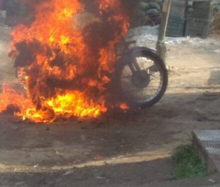 jamshedpur-police-जमशेदपुर पुलिस का अनुसंधान-बाइक जलाने वाला नशे में था, गाड़ी का मालिक वो नही, कोई चालान नही कटा, गाड़ी जलाने वाले ने कहा-पुलिस घूस मांगती है, अब पुलिस कुछ भी बोल सकती है jamshedpur-police-जमशेदपुर पुलिस का अनुसंधान-बाइक जलाने वाला नशे में था, गाड़ी का मालिक वो नही, कोई चालान नही कटा, गाड़ी जलाने वाले ने कहा-पुलिस घूस मांगती है, अब पुलिस कुछ भी बोल सकती है