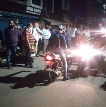 jamshedpur-hungama-जुगसलाई में होटल में क्वारंटाइन से बाहर निकले लोग, शराब पीकर घूमे, स्थानीय लोगों ने रात को किया हंगामा jamshedpur-hungama-जुगसलाई में होटल में क्वारंटाइन से बाहर निकले लोग, शराब पीकर घूमे, स्थानीय लोगों ने रात को किया हंगामा
