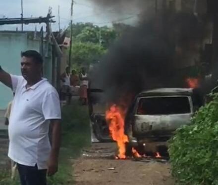 saraikela-burning-car-सरायकेला में चलती कार में लगी आग-video
