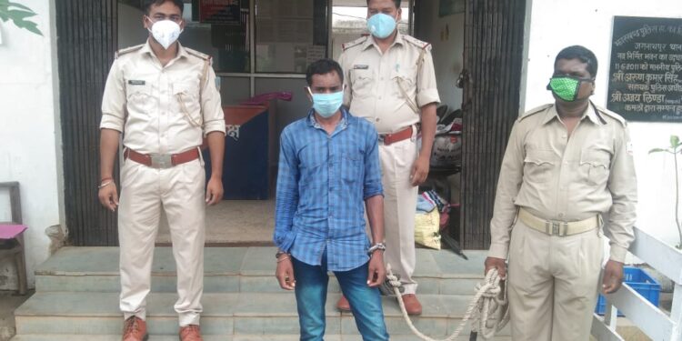 दुकान में जबरन घुस कर महिला के साथ छेड़खानी के आरोप में जगन्नाथपुर पुलिस ने किया युवक को गिरफ्तार, भेजा जेल दुकान में जबरन घुस कर महिला के साथ छेड़खानी के आरोप में जगन्नाथपुर पुलिस ने किया युवक को गिरफ्तार, भेजा जेल