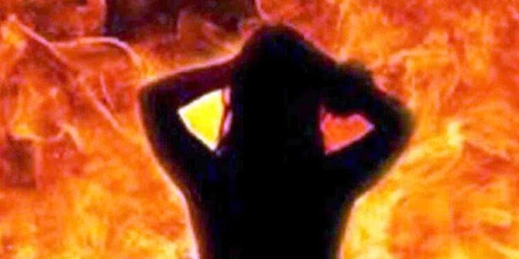 चाकुलिया : प्रेमी से शादी नहीं होने से क्षुब्ध छात्रा ने किया आग लगा कर आत्महत्या का प्रयास, रेफर
