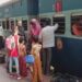 tatanagar-railway-station-टाटानगर रेलवे स्टेशन से दौड़ने लगी ट्रेनें, सोशल डिस्टेंसिंग की उड़ी धज्जियां, पश्चिम सिंहभूम में प्रशासन ने जारी की ट्रेनों को लेकर गाइडलाइन