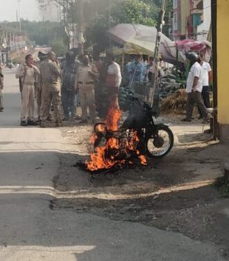 jamshedpur-fire-जमशेदपुर में पुलिस की चेकिंग से परेशान व्यक्ति ने मानगो गोलचक्कर पर पुलिस के सामने अपनी मोटरसाइकिल खड़ी की और जलाकर अपनी गाड़ी खाक कर दी, ना गाड़ी रहेगी-ना चेकिंग-video jamshedpur-fire-जमशेदपुर में पुलिस की चेकिंग से परेशान व्यक्ति ने मानगो गोलचक्कर पर पुलिस के सामने अपनी मोटरसाइकिल खड़ी की और जलाकर अपनी गाड़ी खाक कर दी, ना गाड़ी रहेगी-ना चेकिंग-video