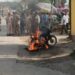 jamshedpur-fire-जमशेदपुर में पुलिस की चेकिंग से परेशान व्यक्ति ने मानगो गोलचक्कर पर पुलिस के सामने अपनी मोटरसाइकिल खड़ी की और जलाकर अपनी गाड़ी खाक कर दी, ना गाड़ी रहेगी-ना चेकिंग-video jamshedpur-fire-जमशेदपुर में पुलिस की चेकिंग से परेशान व्यक्ति ने मानगो गोलचक्कर पर पुलिस के सामने अपनी मोटरसाइकिल खड़ी की और जलाकर अपनी गाड़ी खाक कर दी, ना गाड़ी रहेगी-ना चेकिंग-video