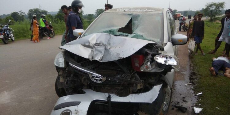 saraikela-kharsawa-road-accident-सरायकेला-खरसावां में 2 सड़क हादसा-सरायकेला-चाईबासा मार्ग पर हादसा, जमशेदपुर के मानगो के लोग घायल, कांड्रा के पास हाइवा ने मोटर साईकल सवार को कुचला saraikela-kharsawa-road-accident-सरायकेला-खरसावां में 2 सड़क हादसा-सरायकेला-चाईबासा मार्ग पर हादसा, जमशेदपुर के मानगो के लोग घायल, कांड्रा के पास हाइवा ने मोटर साईकल सवार को कुचला