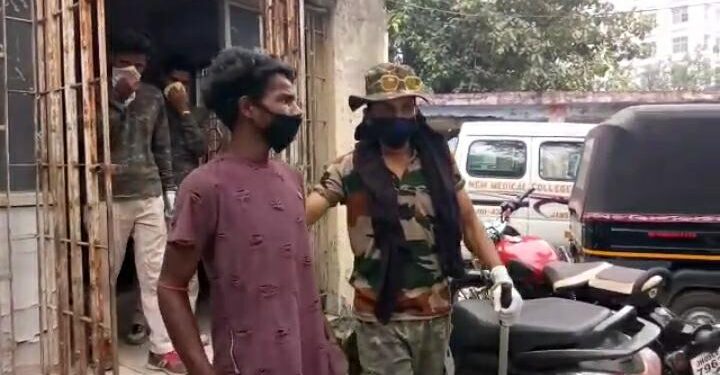जमशेदपुर : चोरी का सामान लेकर एमजीएम में धुसे तीन चोर, एक पकड़ाया, दो भागे जमशेदपुर : चोरी का सामान लेकर एमजीएम में धुसे तीन चोर, एक पकड़ाया, दो भागे