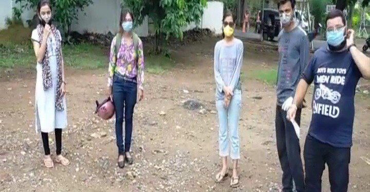 jamshedpur-dog-lovers-जमशेदपुर में गाड़ी से कुत्ते को धक्का मारने वाले व्यक्ति पर एफआइआर, जमशेदपुर के डॉग लवर्स ने की अनोखा मुकदमा