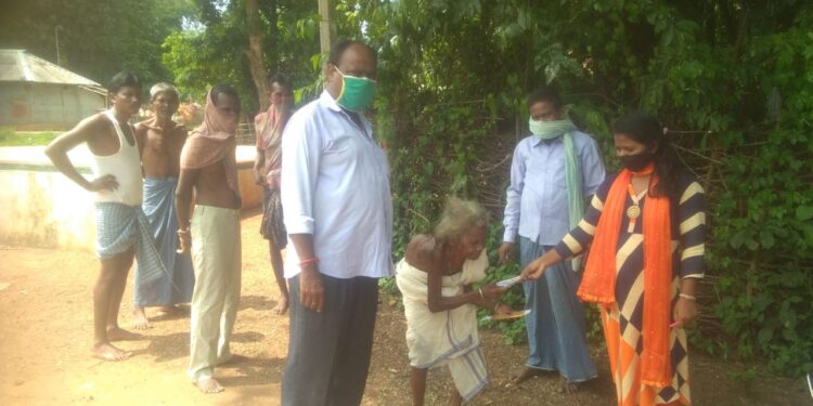 sharpbharat.com-impact-शार्प भारत की खबर का असर, डीसी के आदेश पर बीडीओ ने बुजुर्ग महिला को घर पर ही पेंशन राशि और चावल उपलब्ध कराया, मिलता रहा है पेंशन की राशि sharpbharat.com-impact-शार्प भारत की खबर का असर, डीसी के आदेश पर बीडीओ ने बुजुर्ग महिला को घर पर ही पेंशन राशि और चावल उपलब्ध कराया, मिलता रहा है पेंशन की राशि