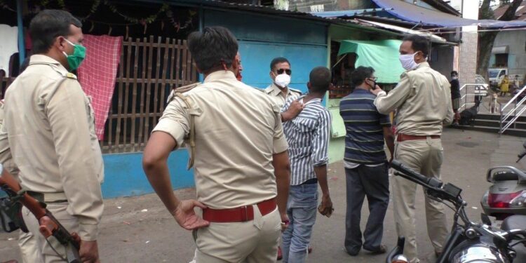 jamshedpur-police-action-बिष्टुपुर में पुलिस ने बोला अवैध धंधेबाजों पर हमला, कई युवकों को धर दबोचा, नये थानेदार बनते ही रणविजय ने की कार्रवाई-video