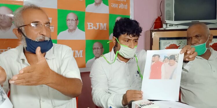 jamshedpur-politics-सरयू राय की पार्टी भारतीय जनमोरचा के नेता ने कहा-बिरसानगर के वकील हत्याकांड में कहीं ”अभय सिंह” का ही तो हाथ नहीं, नैतिकता के तहत अपराध में शामिल अमूल्यों को सरयू राय ने निकाल दिया, जमीन घेरने वाले रघुवर दास व अभय सिंह दूसरे पर आरोप नहीं लगाये, भाजपा को बरबाद करके दम लेंगे रघुवर व अभय, जानें क्या-क्या लगाया है आरोप-video jamshedpur-politics-सरयू राय की पार्टी भारतीय जनमोरचा के नेता ने कहा-बिरसानगर के वकील हत्याकांड में कहीं ”अभय सिंह” का ही तो हाथ नहीं, नैतिकता के तहत अपराध में शामिल अमूल्यों को सरयू राय ने निकाल दिया, जमीन घेरने वाले रघुवर दास व अभय सिंह दूसरे पर आरोप नहीं लगाये, भाजपा को बरबाद करके दम लेंगे रघुवर व अभय, जानें क्या-क्या लगाया है आरोप-video
