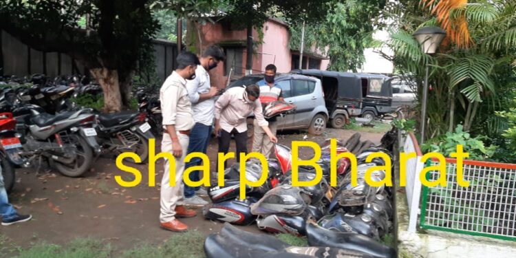 jamshedpur-police-big-catch-जमशेदपुर पुलिस को मिली बड़ी सफलता, मानगो से कदमा पुलिस ने पकड़ा गाड़ी चोरी कर काटने वाली फैक्ट्री, 70 से अधिक गाड़ियों के पाटर्स मिले, 2 गिरफ्तार, छह माह में इसी गिरोह ने की थी 849 बाइक और स्कूटी की चोरी-video