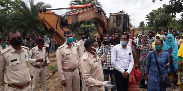 jamshedpur-potka-mining-protest-जमशेदपुर में नये खदान को लीज देने का विरोध, पोटका में ग्रामीणों ने खनन को रोका, ग्रामीणों ने कहा-आबू आ हातू रे-आबुआ राज