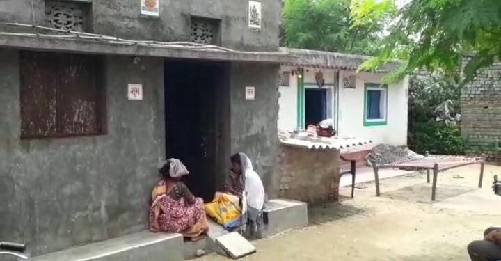 saraikela-suicide-गम्हरिया में 27 साल की महिला ने फांसी लगायी, आत्महत्या या हत्या, इसको लेकर संदेह, थाना विवाद में घंटो लटकी रही लाश saraikela-suicide-गम्हरिया में 27 साल की महिला ने फांसी लगायी, आत्महत्या या हत्या, इसको लेकर संदेह, थाना विवाद में घंटो लटकी रही लाश