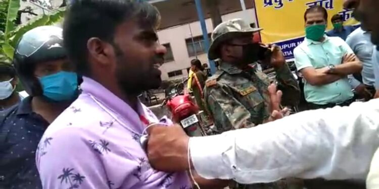 Jamshedpur : बिष्टुपुर में मारपीट कर रुपये व चेन की छिनतई