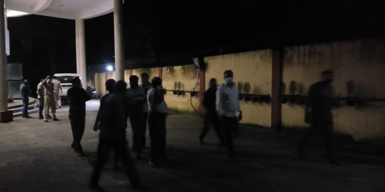 jamshedpur-crime-जमशेदपुर में माहौल बिगाड़ने की कोशिश, परसुडीह के मंदिर में पशु का सिर फेंककर अपराधी भागे, तगण में हंगामा jamshedpur-crime-जमशेदपुर में माहौल बिगाड़ने की कोशिश, परसुडीह के मंदिर में पशु का सिर फेंककर अपराधी भागे, तगण में हंगामा