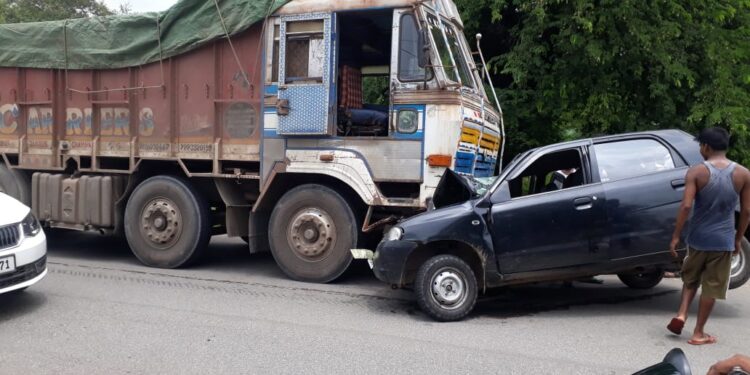 saraikela-accident-सरायकेला-कांड्रा मार्ग पर बेक़ाबू ट्रेलर ने कार और साईकिल को मारी टक्कर, 200 फ़ीट तक घसीटते रही फंसी कार, एक की मौत