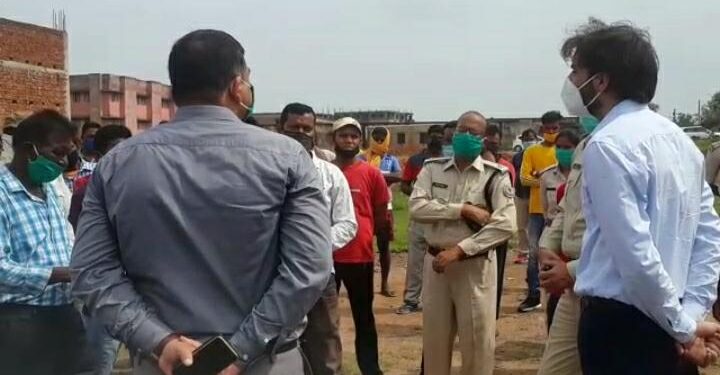 adityapur-hungama-आदित्यपुर में जलमीनार बनाने का विरोध, लोगों ने काम रुकवाया, हंगामा, एसडीओ मौके पर पहुंचे, माहौल गरम adityapur-hungama-आदित्यपुर में जलमीनार बनाने का विरोध, लोगों ने काम रुकवाया, हंगामा, एसडीओ मौके पर पहुंचे, माहौल गरम