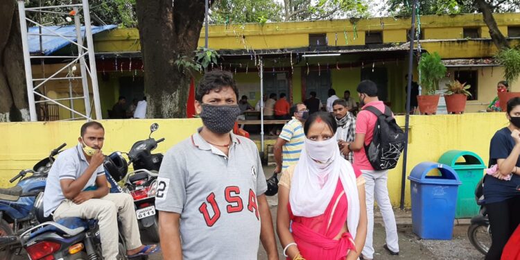 jamshedpur-theft-case-जमशेदपुर में लगातार हो रही चोरी, सिदगोड़ा में घर में ताला मारकर तीज मनाने पत्नी पूरे परिवार के साथ गयी थी सोनारी मायके, चोरों ने कर दी लाखों के गहने और कैश की चोरी-video jamshedpur-theft-case-जमशेदपुर में लगातार हो रही चोरी, सिदगोड़ा में घर में ताला मारकर तीज मनाने पत्नी पूरे परिवार के साथ गयी थी सोनारी मायके, चोरों ने कर दी लाखों के गहने और कैश की चोरी-video