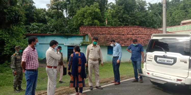 saraikela-education-scam-सरायकेला-खरसावां में सरकारी स्कूलों की योजनाओं में बड़ी गड़बड़ी का खुलासा, सीआरपी-बीआरपी महासंघ के जिला अध्यक्ष के घर से मिले गरीब बच्चों के बीच बंटने वाले किताब व पाठ्य सामग्री, हृदयानंद महतो पर गिरेगी गाज, डीसी के आदेश पर हुई छापामारी saraikela-education-scam-सरायकेला-खरसावां में सरकारी स्कूलों की योजनाओं में बड़ी गड़बड़ी का खुलासा, सीआरपी-बीआरपी महासंघ के जिला अध्यक्ष के घर से मिले गरीब बच्चों के बीच बंटने वाले किताब व पाठ्य सामग्री, हृदयानंद महतो पर गिरेगी गाज, डीसी के आदेश पर हुई छापामारी