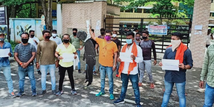 jamshedpur-opposes-gangrape-जमशेदपुर में गैंगरेप के खिलाफ विरोध में उतरे संगठन, राष्ट्रीय नारायणी सेना ने सरकारों को घेरा, मौत की मांगी सजा, tigers-club-टाइगर्स क्लब ने भी जताया विरोध, प्रदर्शन, साकची गोलचक्कर पर सरकार का पुतला फूंका-video