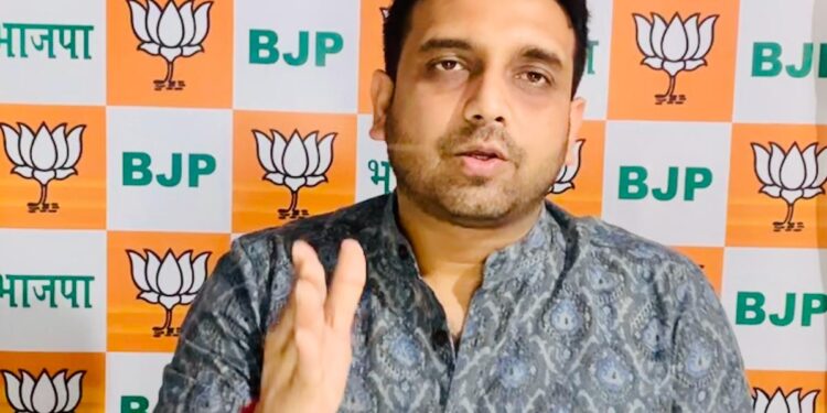 jamshedpur-police-get-sanitiser-पूर्व विधायक कुणाल की एक और पहल, जमशेदपुर के एसएसपी ऑफिस में लगवाया हाइटेक सैनिटाइजर मशीन