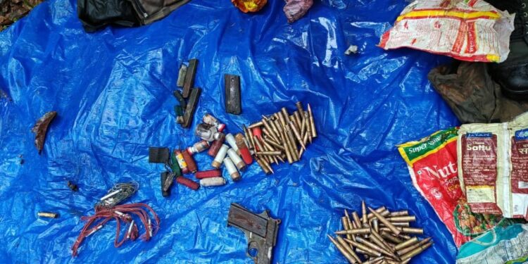 saraikela-police-big-success-सरायकेला-खरसावां पुलिस को मिली बड़ी कामयाबी, नक्सलियों के ठिकानों पर पहुंची पुलिस, बड़े पैमाने पर हथियार बरामद-video