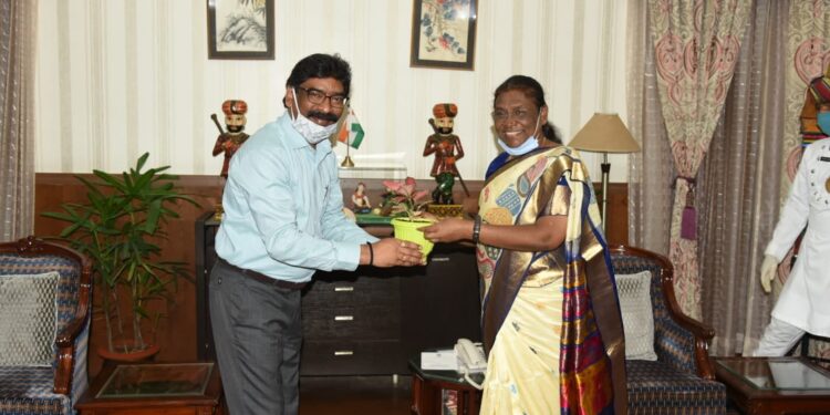 jharkhand-adivasi-demands-झारखंड के आदिवासी संगठन आसेका के लोग राज्यपाल से मिले, सरना धर्म कोड और संताली को राजभाषा की मान्यता दिलाने की पहल करेंगे राज्यपाल