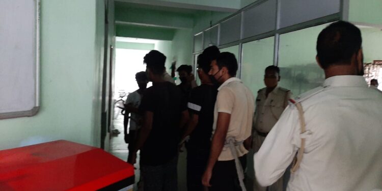 jamshedpur-chain-snatchers-caught-in-sakchi-साकची में महिला से पर्स छीनकर भाग रहे लड़के पकड़ाये, एक भागा, तीन पकड़ाया, पब्लिक पिटाई के बाद पुलिस के हवाले