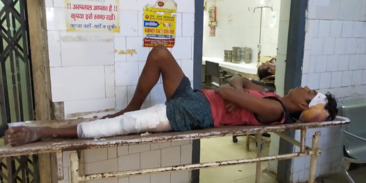 Jamshedpur-road-accident : बिष्टुपुर में अज्ञात ट्रक की चपेट में आकर युवक घायल, अस्पताल में Jamshedpur-road-accident : बिष्टुपुर में अज्ञात ट्रक की चपेट में आकर युवक घायल, अस्पताल में