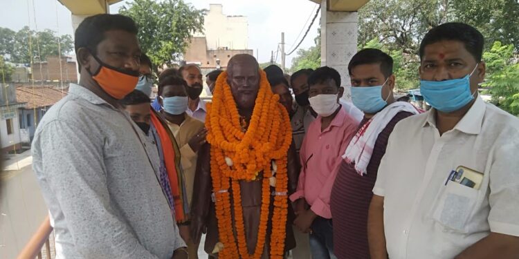 Guru-kol-lako-bodra-jayanti : सीतारामडेरा मंडल भाजपा ने मनायी ओत गुरु कोल लाको बोदरा की जयंती, दी श्रद्धांजलि Guru-kol-lako-bodra-jayanti : सीतारामडेरा मंडल भाजपा ने मनायी ओत गुरु कोल लाको बोदरा की जयंती, दी श्रद्धांजलि